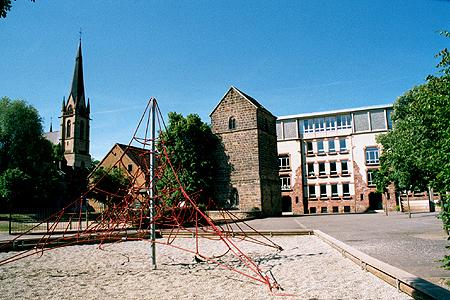 Der Alte Turm in Dudweiler. Schulhof der Turmschule. Links Christuskirche, rechts Turmschule.