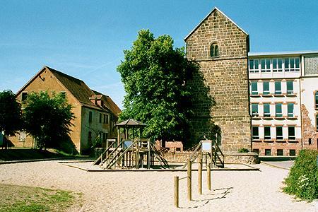Der Alte Turm in Dudweiler mit Kirchhofsmauer.