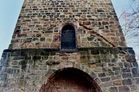 Der Alte Turm in Dudweiler. Dachansatz des Kirchenschiffs an der Westseite des Alten Turms.
