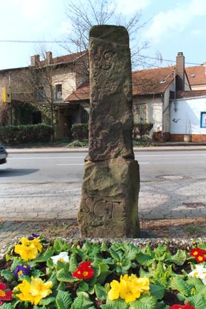 Bannstein am Rathaus von Dudweiler. 'Rückseite'. Inschrift oben: S, unten: SCT.